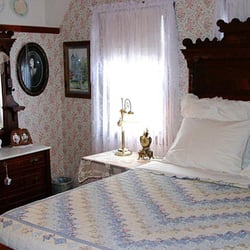 The Garden Cottage Bed and Breakfast - Forget-me-not Room This room has a queen and single bed. Very comfy.