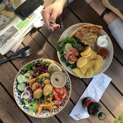 Torsångs Café - Falafelsallad och tacopaj. | Falafel salad and taco pie.