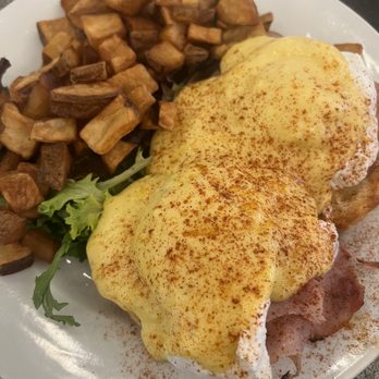 Plowman's Kitchen - Eggs Benedict made with the proper poached egg - American Near Me - Taylor, Texas