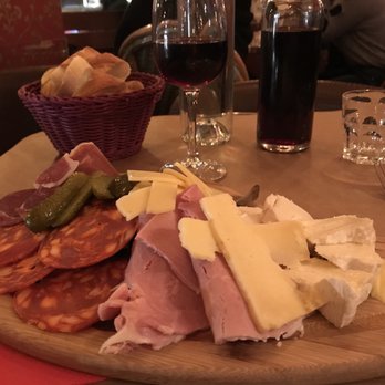Le Petit Suffren - Bistros Near Me - Paris, 75