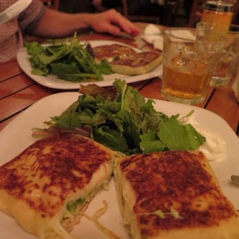 Cafe Des Amis - Crêpe mit Avocado, Huhn, Tomate und Mozzarella - Mediterranean Near Me - Paia, Hawaii