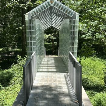 Cheekwood - Glass bridge sculpture - Botanical Gardens Near Me - Nashville, Tennessee