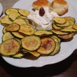 Zum Kurpark - Vorspeise gebratene Zucchini mit Tsatsiki und frischen hausgemachten Brötchen
