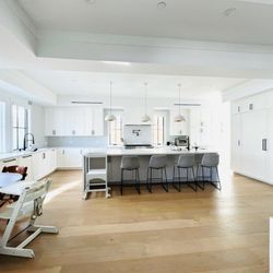 Drexel Construction Management - Expansive kitchen, breakfast nook, 9" plank engineered wood flooring and high ceilings with large kitchen island