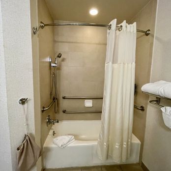 DoubleTree by Hilton Hotel Modesto - Shower - Hotels Near Me - Modesto, California DoubleTree by Hilton Hotel Modesto - Shower - Hotels Near Me - Modesto, California