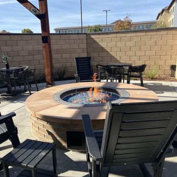 Hotel Káterina - Gas fire pit next to the pool - Hotels Near Me - Chico, California Hotel Káterina - Gas fire pit next to the pool - Hotels Near Me - Chico, California