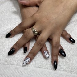 Deloux Nail Salon