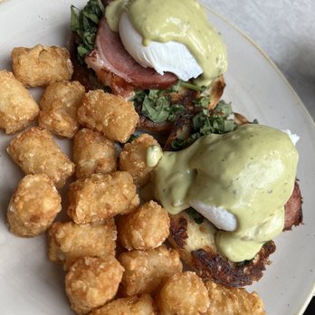 1900 FIFTH Bar & Lounge - Eggs Benedict with avocado hollandaise - Lounges Near Me - Seattle, Washington