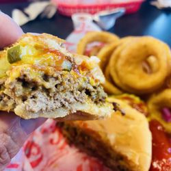 Freddy's Frozen Custard & Steakburgers - Very tasty smashed burgers