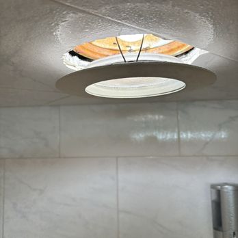 Astoria Riverwalk Inn - Shower light - Hotels Near Me - Astoria, Oregon