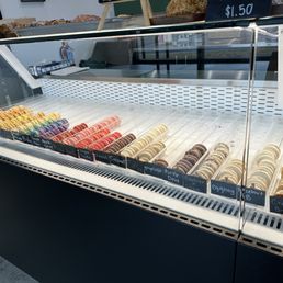 Yes! An amazing assortment of 25 macarons--yes, I counted! Yes! An amazing assortment of 25 macarons--yes, I counted!