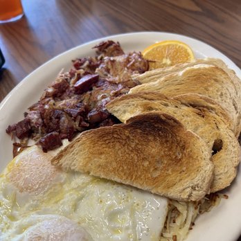 Mom's & Pop's Diner - Corn beef Hash - Breakfast & Brunch Near Me - Dos Palos, California