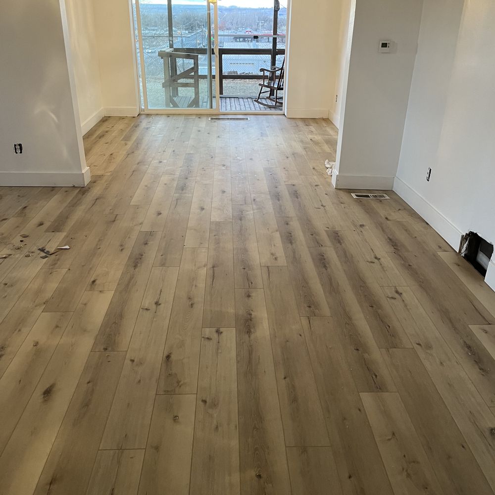 U & I Flooring - an empty room with wood floors - Flooring Near Me U & I Flooring - an empty room with wood floors - Flooring Near Me