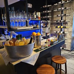 Carnes Steakhouse - Where are the barstools?