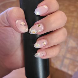 VJ Nail & Lash - Almond Shape Acrylic powder Bee and Daisy nail art