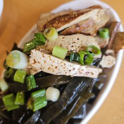 Braised mushrooms and seaweed