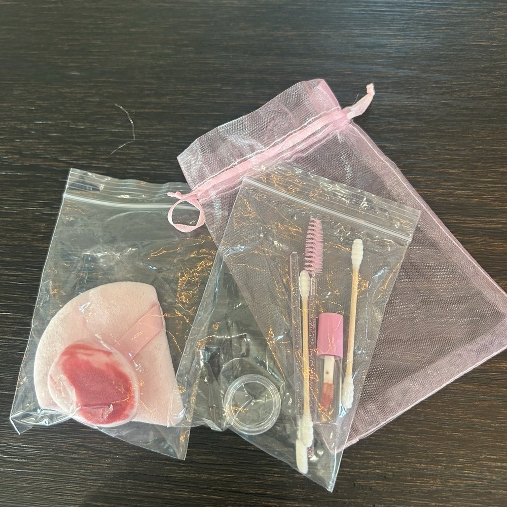 Yuli LA Makeup - Togo makeup touch up kit - Makeup Artists Near Me Yuli LA Makeup - Togo makeup touch up kit - Makeup Artists Near Me