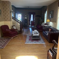Pansy's Parlor Bed & Breakfast - Lovely sitting room with beautiful antique furniture and decor!