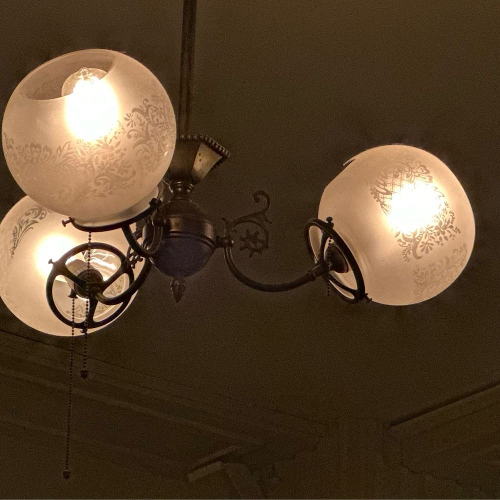 the LUKE BRASSERIE - Molding. Details, old lighting, glass. - Brasseries Near Me - New Haven, Connecticut the LUKE BRASSERIE - Molding. Details, old lighting, glass. - Brasseries Near Me - New Haven, Connecticut