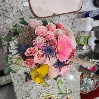 Vegas Rose Flowers - Tiny $189 bouquet - Florists Near Me - Las Vegas, Nevada Vegas Rose Flowers - Tiny $189 bouquet - Florists Near Me - Las Vegas, Nevada