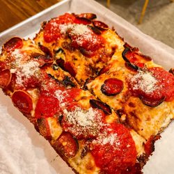 8mile detroit style pizza