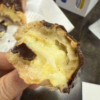 Libby's Italian Pastry Shop - Chocolate eclair - Ice Cream & Frozen Yogurt Near Me - New Haven, Connecticut