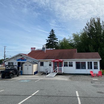 Gateway Lunt’s Lobster Pound - The outside of the restaurant. - Seafood Near Me - Trenton, Maine