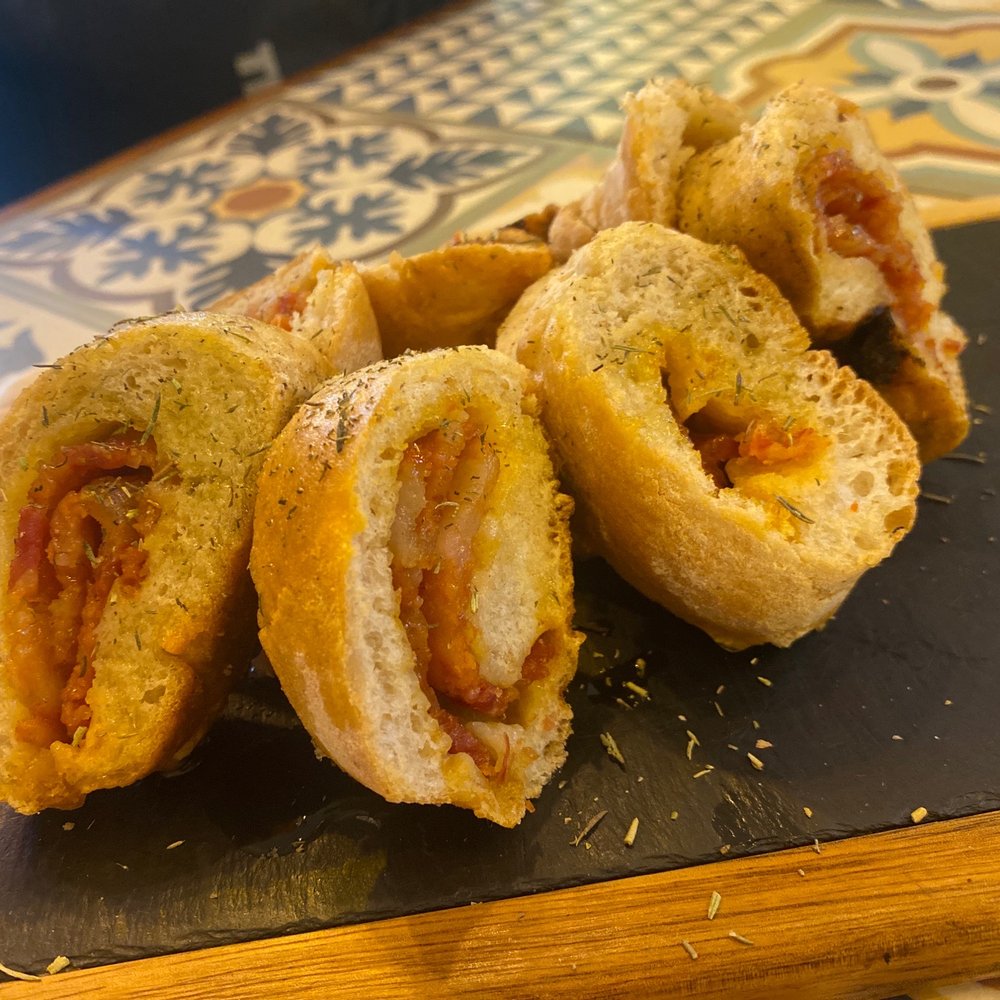 Cozy Restaurante - Pao Chourico Warm Bread stuffed with sausage and cheese, drizzled with olive oil and herbs. - Portuguese Near Me - Lisbon, 11