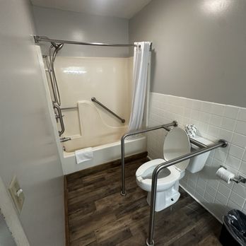 Skyline Resort - Bathroom (likely handicap room) - Resorts Near Me - Ghent, West Virginia Skyline Resort - Bathroom (likely handicap room) - Resorts Near Me - Ghent, West Virginia