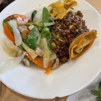 Mai Lee - Shrimp with vegetables, fried rice and crab rangoon - Vietnamese Near Me - Saint Louis, Missouri Mai Lee - Shrimp with vegetables, fried rice and crab rangoon - Vietnamese Near Me - Saint Louis, Missouri