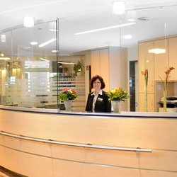 Elbe Kliniken - Am Empfang und der Information helfen wir Ihnen gerne weiter.
