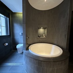 QT Sydney - Bathroom