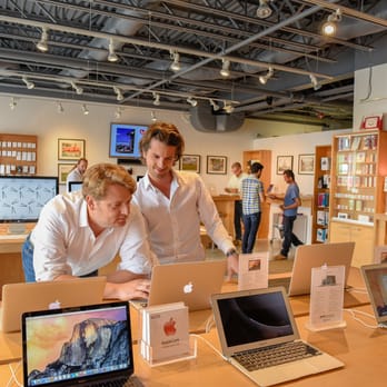 GeekHampton - Perusing Apple computers. Photo by Jake Rajs. - Computers Near Me - Sag Harbor, New York