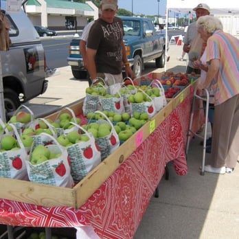 Columbus Square Farmer's Market - farmers selling apples - Farmers Market Near Me - Columbus, Ohio