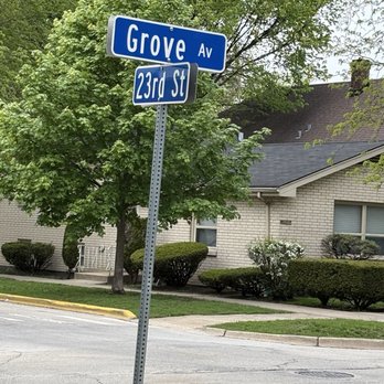 Mraz Park - Grove Av and 23rd St - Dog Parks Near Me - Berwyn, Illinois Mraz Park - Grove Av and 23rd St - Dog Parks Near Me - Berwyn, Illinois