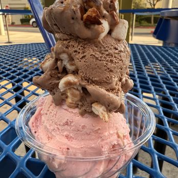 Handel's Homemade Ice Cream - Combi: strawberry & chocolate... - Ice Cream & Frozen Yogurt Near Me - Glendora, California
