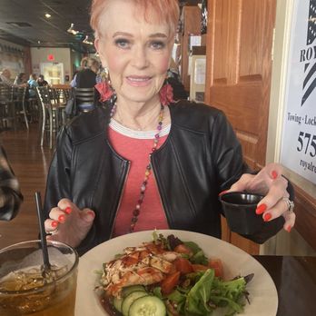 Wellhead Restaurant & Brewpub - Strawberry pecan salad with chicken - American Near Me - Artesia, New Mexico Wellhead Restaurant & Brewpub - Strawberry pecan salad with chicken - American Near Me - Artesia, New Mexico