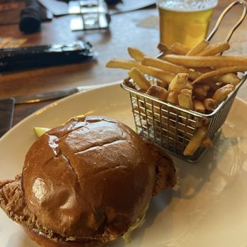 Yard House - Nashville Chicken Sandwich - Bars Near Me - Westlake, Ohio