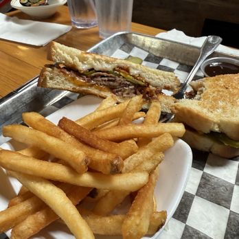 The Peach Cafe - Brisket sandwich - New American Near Me - Monrovia, California