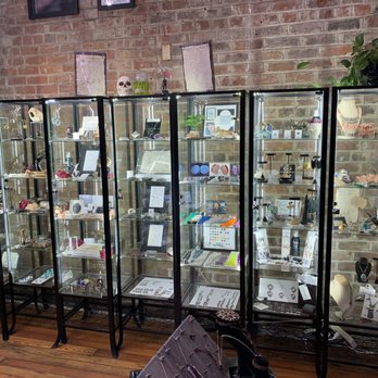 Diamond Eyez Nola - The jewelry cases - Piercing Near Me - New Orleans, Louisiana