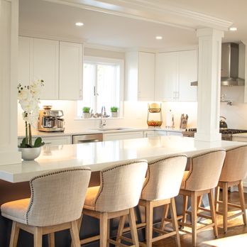 Matt Construction - a large kitchen with a center island - General Contractors Near Me - Medford, Massachusetts