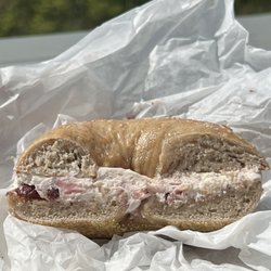 Bagels Plus - Bagel cinnamon(canelle)raisin avec creamcheese wallnut /cranberries
