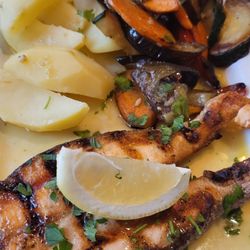 De Portugees - Grilled Salmon with potatoes