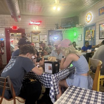 Gus's World Famous Fried Chicken - Gus's dining room - Southern Near Me - Memphis, Tennessee