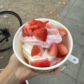 Yoloberry Yogurt - Strawberry vanilla swirl with strawberries and watermelon gummies - Ice Cream & Frozen Yogurt Near Me - Davis, California Yoloberry Yogurt - Strawberry vanilla swirl with strawberries and watermelon gummies - Ice Cream & Frozen Yogurt Near Me - Davis, California