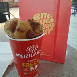 Pretzelmaker - 8 piece mini dogs