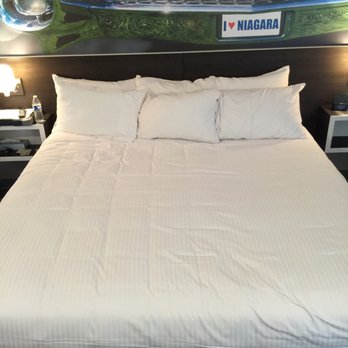 Cadillac Motel - Bed is clean and comfy and has a ton of great pillows - Hotels Near Me - Niagara Falls, Ontario Cadillac Motel - Bed is clean and comfy and has a ton of great pillows - Hotels Near Me - Niagara Falls, Ontario