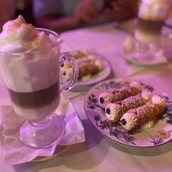 Casa Benedetto's Italian Caffe - Perfect cappuccinos and beautiful cannolis