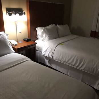Four Points by Sheraton Victoria Gateway - Double queen beds - Hotels Near Me - Victoria, British Columbia Four Points by Sheraton Victoria Gateway - Double queen beds - Hotels Near Me - Victoria, British Columbia
