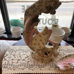 Max & Ollie's Vintage Boutique - Mesmerizing lady lamp